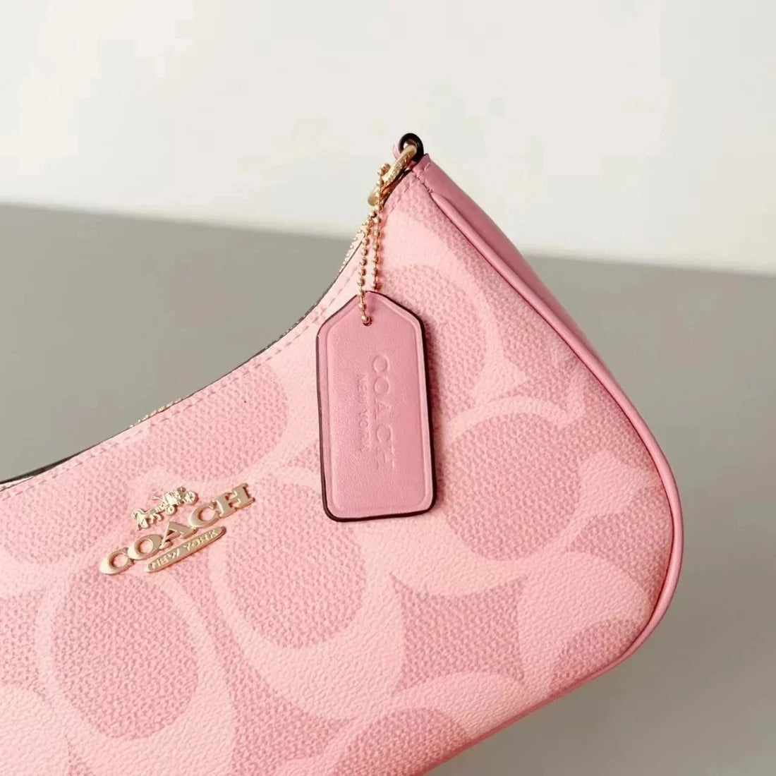 Pink Leather Shoulder Bag with Gold Chain – Women’s Handbag