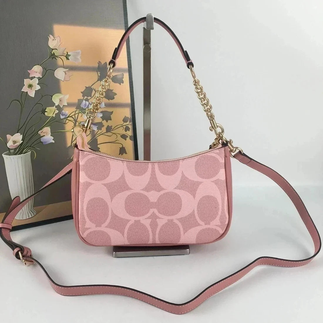 Pink Leather Shoulder Bag with Gold Chain – Women’s Handbag